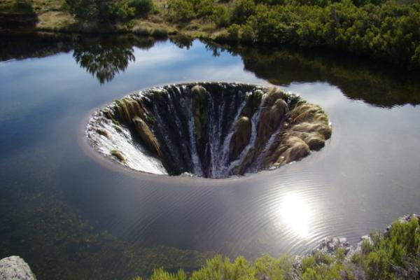 Ngỡ ngàng trước vẻ đẹp mê hoặc của ‘thác nước’ giữa lòng hồ ở Bồ Đào Nha