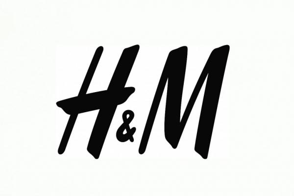 H&M khai trương: 11h mới mở cửa mà từ 9h sáng dân tình đã đội nắng xếp hàng dài dằng dặc bên ngoài chờ đợi