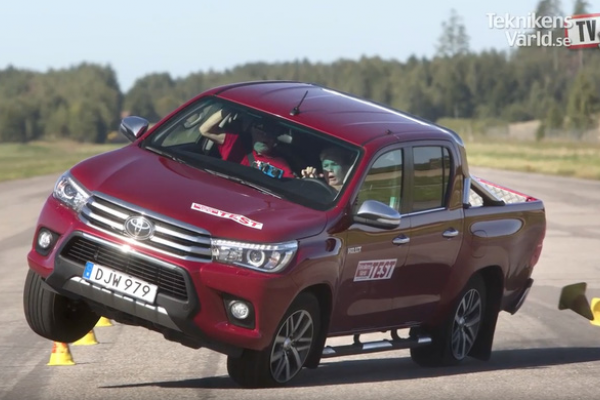 Toyota Hilux suýt bị lật trong bài thử nghiệm_Video